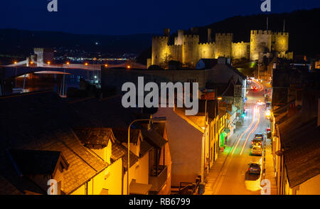 Conwy Castle bei Dämmerung, Berry Street, und die Castle Street. Bild im Januar 2019 übernommen. Stockfoto