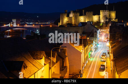 Conwy Castle bei Dämmerung, Berry Street, und die Castle Street. Bild im Januar 2019 übernommen. Stockfoto