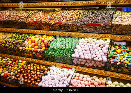 Süßigkeiten in den türkischen Markt. Istanbul, Türkei - 27 September 2018. Stockfoto