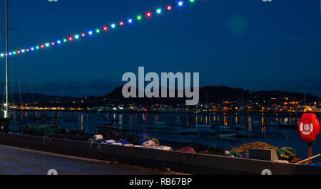 Den Fluss Conwy Estuary, und Conwy Quay, Nord Wales gegen Deganwy. Bild im Oktober 2018 übernommen. Stockfoto