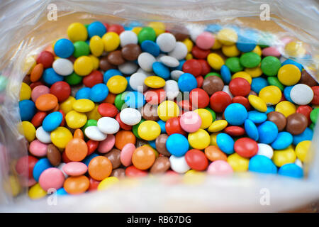 Viele mehrfarbige Schokolade Zuckerguss im Kunststoffgehäuse. Stockfoto