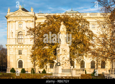 Neue Burg Gebäude Teil der Hofburg Palace Complex von Burggarten gesehen. Wien, Österreich. Stockfoto