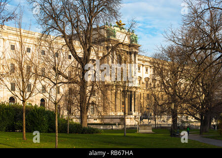 Neue Burg Gebäude Teil der Hofburg Palace Complex von Burggarten gesehen. Wien, Österreich. Stockfoto