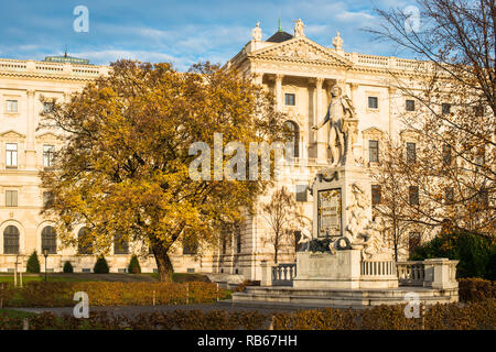 Neue Burg Gebäude Teil der Hofburg Palace Complex von Burggarten gesehen. Wien, Österreich. Stockfoto