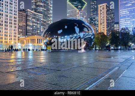 CHICAGO, IL - November 29, 2018 - Millennium Park in Chicago, IL, im Winter mit Eis Patches auf die Skulptur Cloud Gate, die auch als Bean bekannt Stockfoto