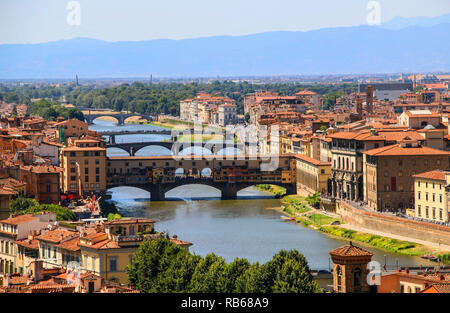 Blick auf die Dächer der Häuser von Florenz, dem Fluss Arno und die Brücken, Italien Stockfoto