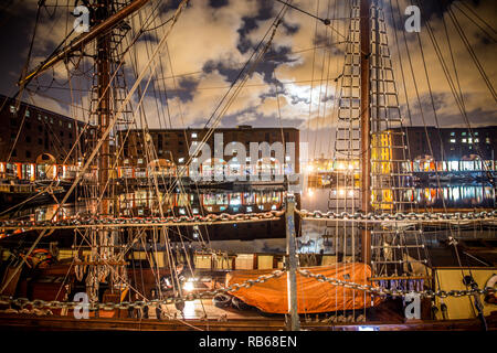 Schöne Nacht vom Albert Dock in Liverpool, England mit Gebäuden und Boote Stockfoto
