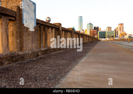 Low Angle Houston Street Viadukt mit der Stadt Dallas im Hintergrund Stockfoto