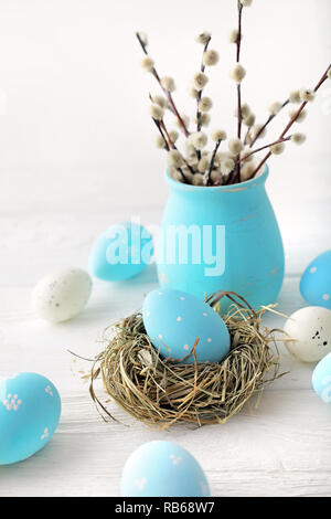 bunte Ostereier und Frühlingsblumen Stockfoto