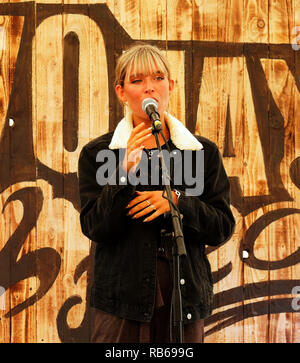 Molly Hocking Sänger von St Ives Cornwall beeindruckt Richter auf TV die Stimme zeigen. Hier erscheinen an der Newquay fisch Festival 2017.. Newquay, Cornwall, Stockfoto