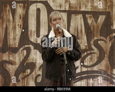 Molly Hocking Sänger von St Ives Cornwall beeindruckt Richter auf TV die Stimme zeigen. Hier erscheinen an der Newquay fisch Festival 2017.. Newquay, Cornwall, Stockfoto