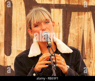 Molly Hocking Sänger von St Ives Cornwall beeindruckt Richter auf TV die Stimme zeigen. Hier erscheinen an der Newquay fisch Festival 2017.. Newquay, Cornwall, Stockfoto