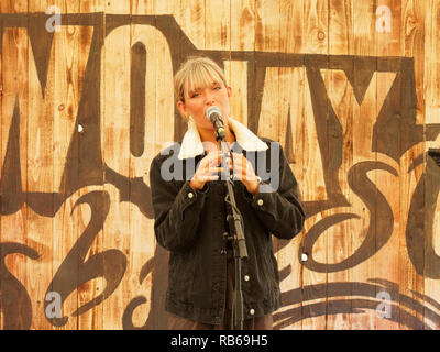 Molly Hocking Sänger von St Ives Cornwall beeindruckt Richter auf TV die Stimme zeigen. Hier erscheinen an der Newquay fisch Festival 2017.. Newquay, Cornwall, Stockfoto