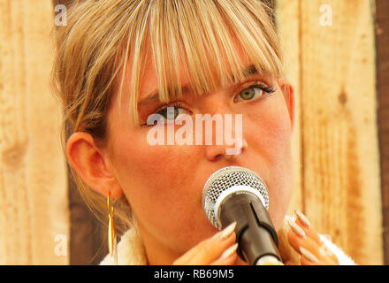 Molly Hocking Sänger von St Ives Cornwall beeindruckt Richter auf TV die Stimme zeigen. Hier erscheinen an der Newquay fisch Festival 2017.. Newquay, Cornwall, Stockfoto