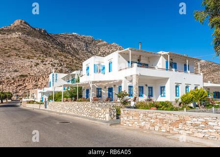 SIFNOS, Griechenland - 10. September 2018: Wunderschönes Hotel mit weißer Fassade und blauen Fenstern in Sifnos Insel. Griechenland Stockfoto