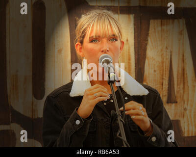 Molly Hocking Sänger von St Ives Cornwall beeindruckt Richter auf TV die Stimme zeigen. Hier erscheinen an der Newquay fisch Festival 2017.. Newquay, Cornwall, Stockfoto