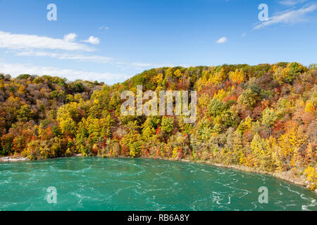 Die Aussicht auf die Niagara Whirlpool auf der kanadischen und US-amerikanischen Grenze. Im Hintergrund ist das bunte Laub der Bäume im Herbst gesehen werden. Stockfoto