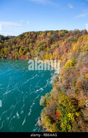 Die Aussicht auf die Niagara Whirlpool auf der kanadischen und US-amerikanischen Grenze. Im Hintergrund ist das bunte Laub der Bäume im Herbst gesehen werden. Stockfoto