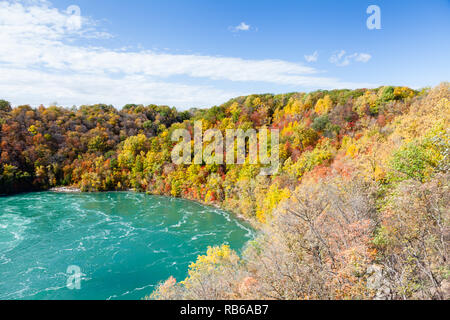 Die Aussicht auf die Niagara Whirlpool auf der kanadischen und US-amerikanischen Grenze. Im Hintergrund ist das bunte Laub der Bäume im Herbst gesehen werden. Stockfoto