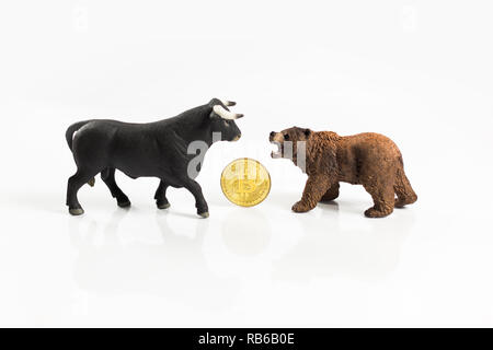 Bär und Bulle Markt mit Bitcoin auf weißem Hintergrund Stockfoto