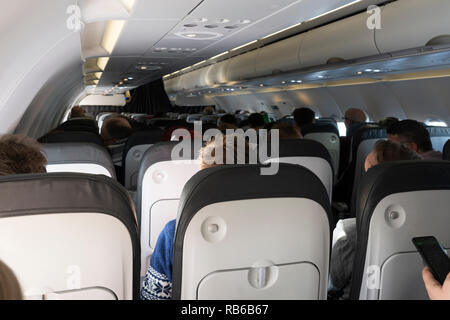 Passagiere auf einem British Airways Passenger Jet am Nachmittag Flug nach Wien sitzen Stockfoto