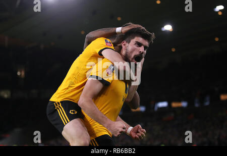 Wolverhampton Wanderers" Ruben Neves feiert zählende zweite Ziel seiner Seite des Spiels mit Ruben Vinagre während der Emirate FA Cup, dritte Runde an Molineux, Wolverhampton. Stockfoto