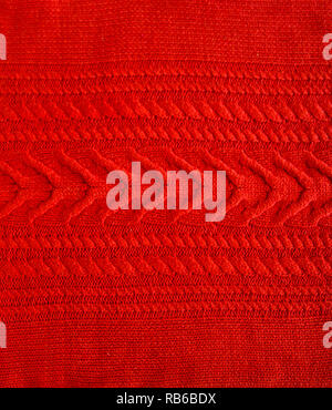 Rote Strickmuster Wollpullover Textur hautnah. Handgefertigte rot Stricken wolle Textur Hintergrund Stockfoto