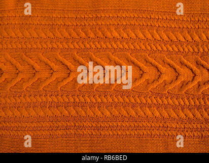 Orange Braun Terracotta Strickmuster Wollpullover Textur hautnah. Handgemachte orange braun Stricken wolle Textur Hintergrund Stockfoto