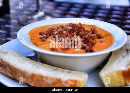 Typische salmorejo Gericht in Cordoba, Spanien. Stockfoto