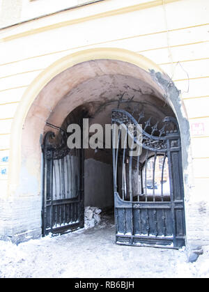 Antike Türen und Tore, das kulturelle Erbe in Form von Türen, Bögen und Tore. Stockfoto