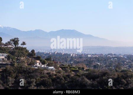 Smoggy morgen Stadtbild Blick auf Hügel Häuser mit Hollywood, Los Angeles und San Gabriel Mountains im Hintergrund. Stockfoto