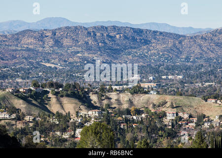 Klare Sicht auf Woodland Hills, West Hills, San Fernando Valley und die Santa Susana Mountains in Los Angeles, Kalifornien. Stockfoto