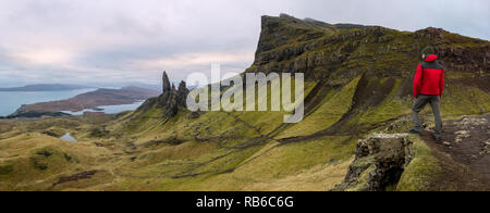 Wanderer in Panorama der zerklüftete Vulkanlandschaft am alten Mann von Storr, Isle of Skye, Schottland Stockfoto