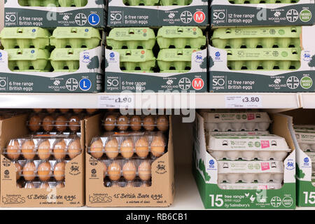 Eier, die zum Verkauf auf einen Sainsburys Supermarkt Stockfoto