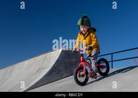 Denver, Colorado - Adam Hjermstad jr., 4, Fahrten, seine Balance Rad in einem Skatepark. Stockfoto