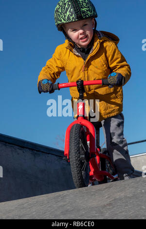 Denver, Colorado - Adam Hjermstad jr., 4, Fahrten, seine Balance Rad in einem Skatepark. Stockfoto