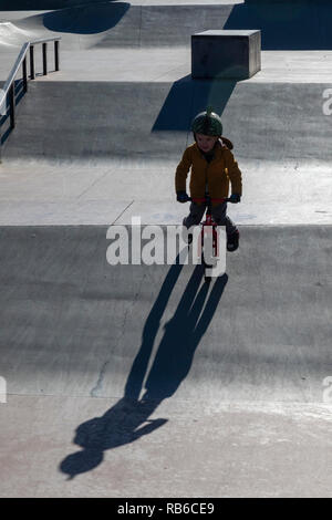 Denver, Colorado - Adam Hjermstad jr., 4, Fahrten, seine Balance Rad in einem Skatepark. Stockfoto