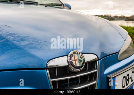 Alfa Romeo Schriftzug auf der Vorderseite eines blauen 1,6 16V 147. Stockfoto