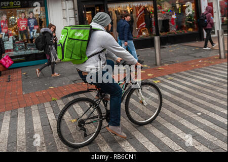 Uber isst Fahrrad Kurier Lieferung von Nahrung in Cork, Irland. Stockfoto