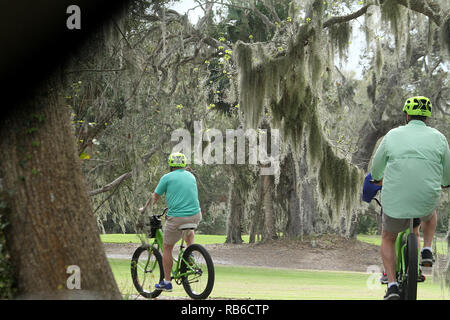 Vater reiten mit Kindern auf der Park Trail in Florida Stockfoto