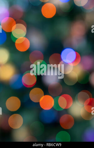 Unscharf Lichterkette am Weihnachtsbaum in England Stockfoto