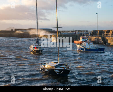 Cockenzie Hafen, East Lothian, Schottland, Vereinigtes Königreich, 7. Januar 2019. UK Wetter: Met Office eine gelbe Wetter Warnung für Schottland mit sehr starken Winden von bis zu 75 mph in Eastern Scotland ausgestellt. Wellen gegen die Pier in dem kleinen Hafen auf dem Firth von weiter Stockfoto