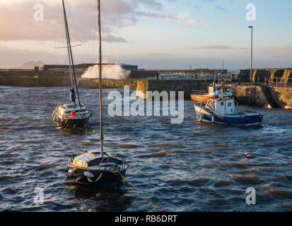 Cockenzie Hafen, East Lothian, Schottland, Vereinigtes Königreich, 7. Januar 2019. UK Wetter: Met Office eine gelbe Wetter Warnung für Schottland mit sehr starken Winden von bis zu 75 mph in Eastern Scotland ausgestellt. Wellen gegen die Pier in dem kleinen Hafen auf dem Firth von weiter Stockfoto