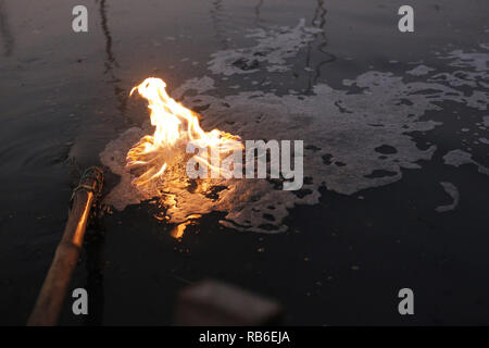 Dhaka, Bangladesch. 7 Jan, 2019. Feuer Grat auf Gas aus einer Drainage der Buriganga River. Einer der wichtigsten Flüsse in der Stadt, die mit menschlichen und Produktionsabfälle verunreinigt. Credit: MD Mehedi Hasan/ZUMA Draht/Alamy leben Nachrichten Stockfoto