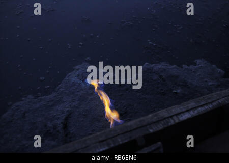 Dhaka, Bangladesch. 7 Jan, 2019. Feuer Grat auf Gas aus einer Drainage der Buriganga River. Einer der wichtigsten Flüsse in der Stadt, die mit menschlichen und Produktionsabfälle verunreinigt. Credit: MD Mehedi Hasan/ZUMA Draht/Alamy leben Nachrichten Stockfoto