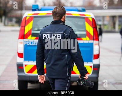 07 Januar 2019, Rheinland-Pfalz, Ludwigshafen: ein Polizist geht vorbei an einem Einsatzfahrzeug mit einer Kamera in der Hand. Foto: Andreas Arnold/dpa Stockfoto