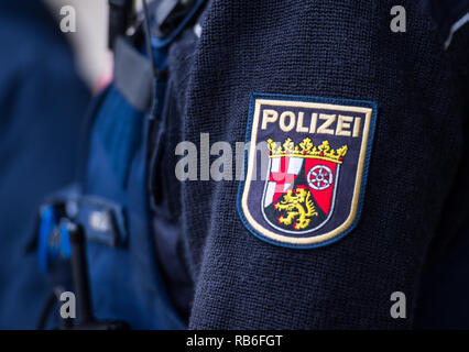 07 Januar 2019, Rheinland-Pfalz, Ludwigshafen: ein Polizist trägt das Wappen des Landes Rheinland-Pfalz auf der Jacke. Foto: Andreas Arnold/dpa Stockfoto