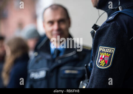 07 Januar 2019, Rheinland-Pfalz, Ludwigshafen: ein Polizist trägt das Wappen des Landes Rheinland-Pfalz auf der Jacke. Foto: Andreas Arnold/dpa Stockfoto