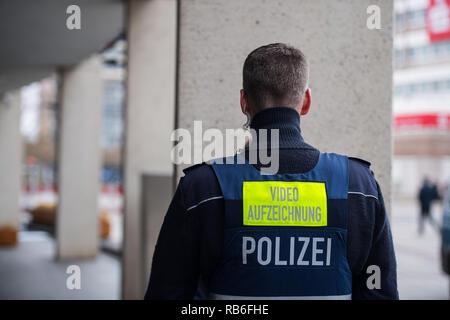 07 Januar 2019, Rheinland-Pfalz, Ludwigshafen: ein Polizist trägt die Aufschrift "Videoaufnahme" auf seinem Rücken. Foto: Andreas Arnold/dpa Stockfoto