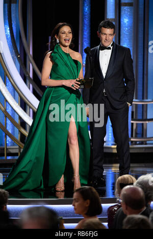 Beverly Hills, USA. 06 Jan, 2019. Catherine Zeta-Jones und Antonio Banderas präsentieren auf der 76. jährlichen Golden Globe Awards im Beverly Hilton in Beverly Hills, CA am Sonntag, 6. Januar 2019. Credit: PictureLux/Hollywood Archiv/Alamy leben Nachrichten Stockfoto